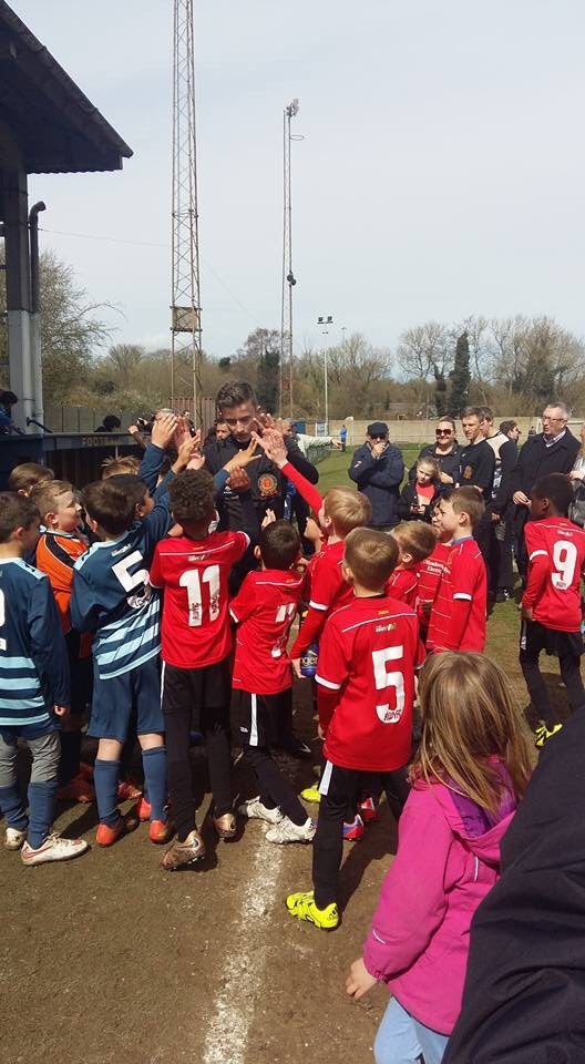 RuthLuckin's tweet photo. Great sportsmanship at the end of the U8 plate final @_WEEHL_ @ADPearcey #High5 #The Referee https://t.co/9hA8yJ2iQq