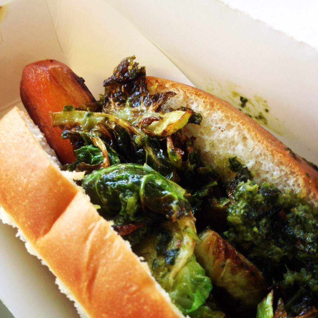 trip to #hollywoo ate carrot hot dog @FritziDog. Delicious but wow Americans eat very weird food.