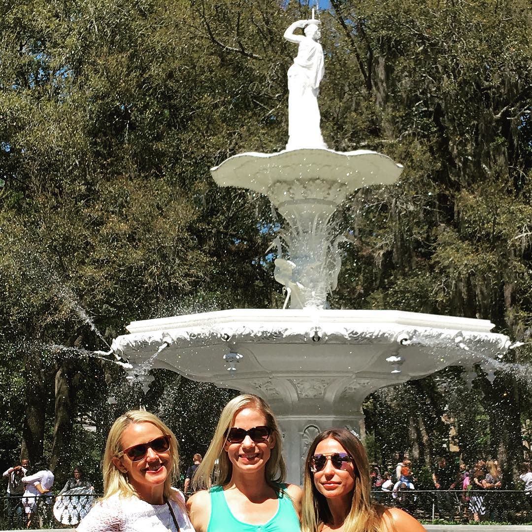 OldSavTours's tweet photo. Fountains at Forsyth Park. So beautiful, added in 1858 and reminiscent of the fountains in Place de la Concorde Par… https://t.co/9TFbqoAvZT