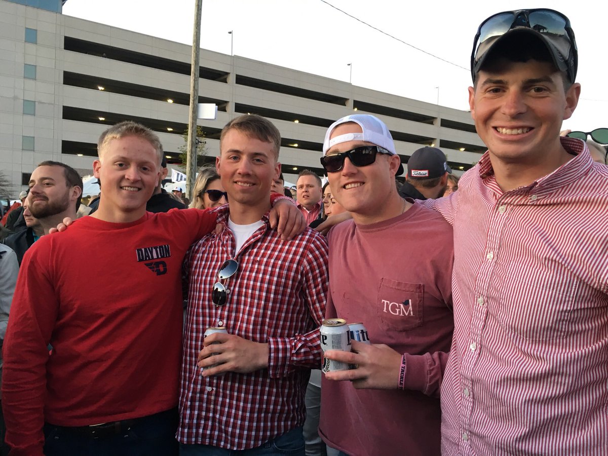 0000OOOO00OOOOO's tweet photo. Great night with my boys. @ChaseRiceMusic and @kanebrown awesome show https://t.co/mugiVJ65eJ