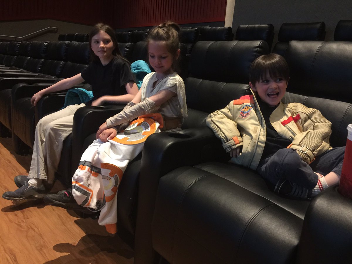 vintagebat's tweet photo. Believe it or not, we're going to see @DisneyZootopia, not @starwars. #ReyWearisEverydayWear #RebelJacket https://t.co/dRTJxgwvV3