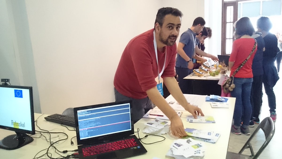 .@RadioProjectEU team at work #AthensScienceFestival that ended today.Thank U all for dropping by to meet #robot Joe