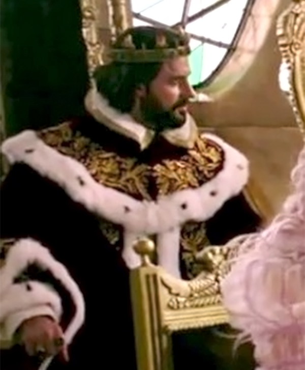 keyasaurus's tweet photo. Richard as Red King in Alice Through the Looking Glass? After enlarging & de-speckling the screencap...#finallyking https://t.co/zu6BSuW2qO
