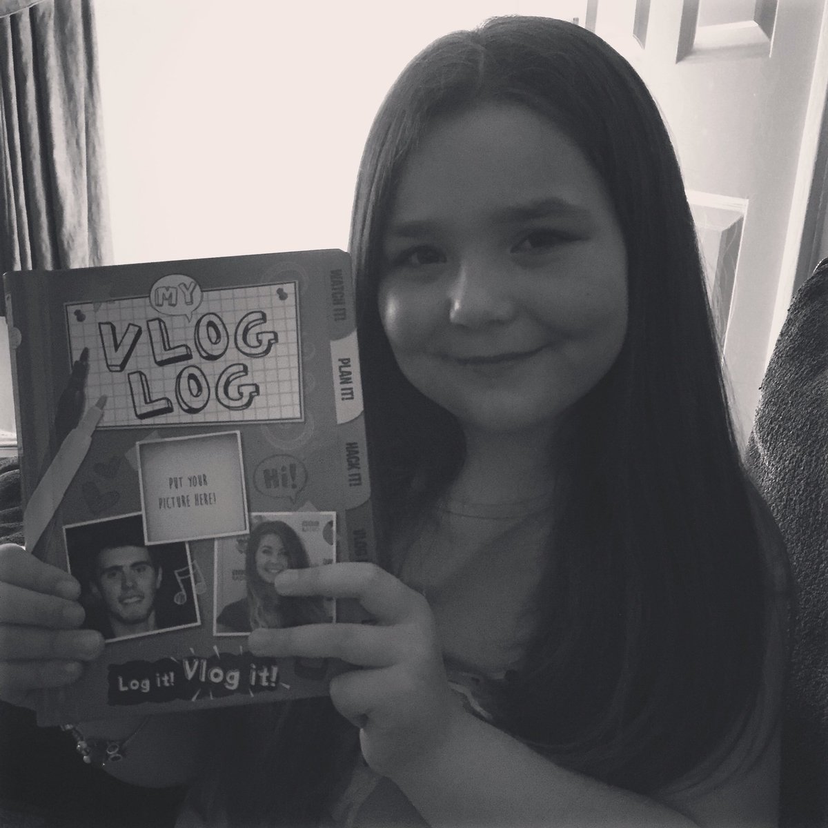 1983claireb's tweet photo. Planning her dream of YouTube Domination💄👛🌍 #BeingAlice @zoella @TanyaBurr @PointlessBlog @SprinkleofGlitr https://t.co/STyvg41jSx