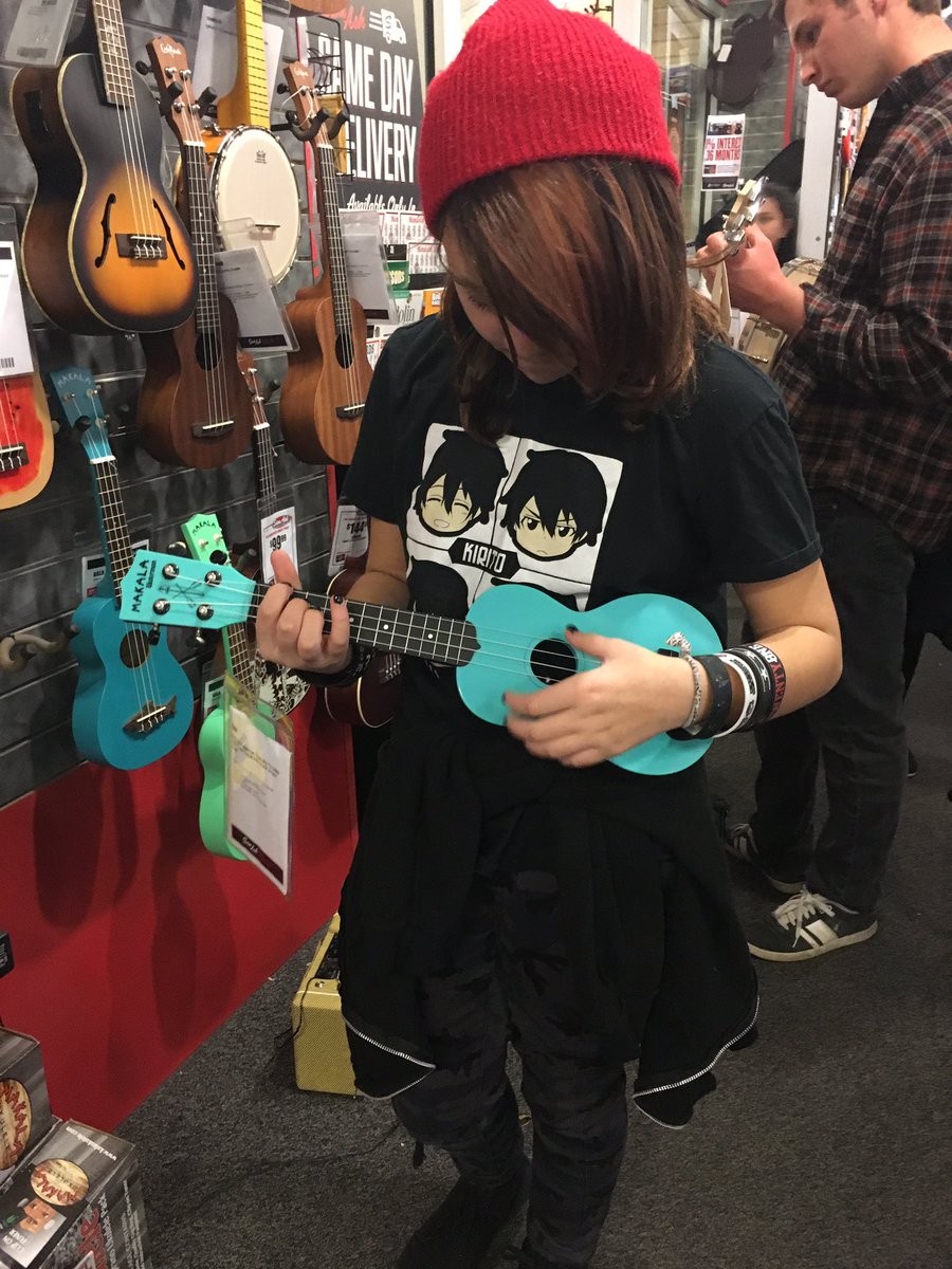 ZoeDun25's tweet photo. I was going to get this one but its plastic https://t.co/zPFMouEzop