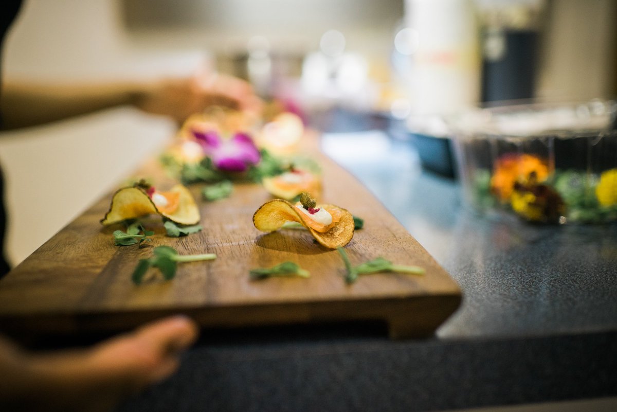 ellecuisineto's tweet photo. House-made gravlox, creme fraiche, beet horseradish, fried caper #ellefood #catering #caterto #tofoodies https://t.co/icCio69r0H