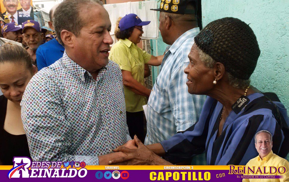 RedesdeReinaldo's tweet photo. Que le diría @ReinaldoPared a esta señora?No sabemos, pero lo que fue,los llenó de felicidad! #CapotilloConReinaldo https://t.co/M7Tvz5mUhh