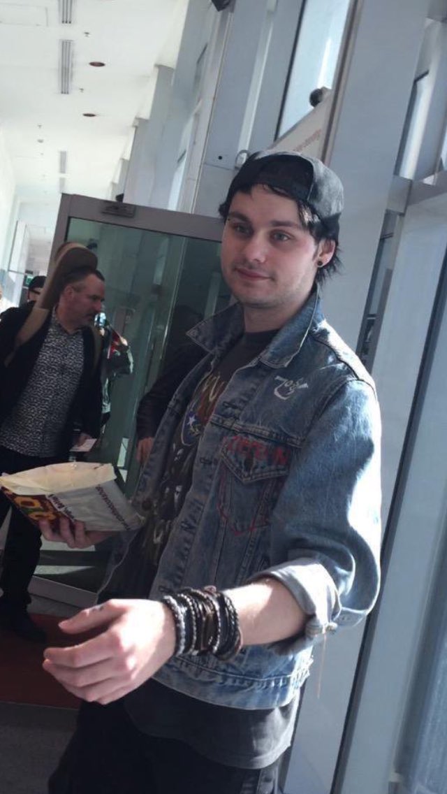 lowquality5sos's tweet photo. https://t.co/b3xgl1uy8g