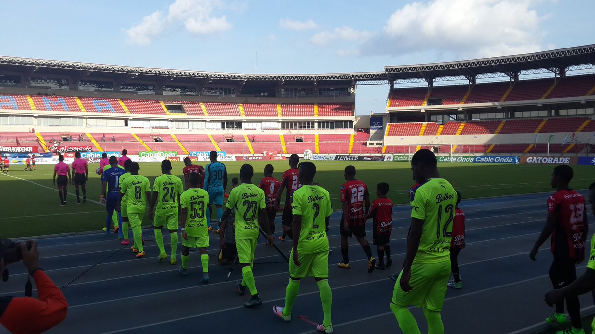 ELManDeLaLiga's tweet photo. Salen los 22 protagonistas del partido en el #RommelFernandez
@sportingsm - @ArabeUnido_ 
#J14LPF #Clausura16LPF https://t.co/lqUK6yeIdw