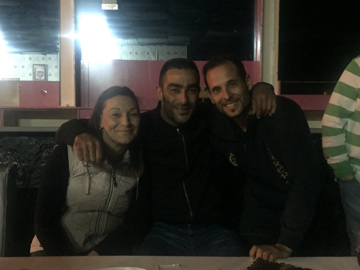ccttsamaritana's tweet photo. Q grandes sois!! #CenaFinTemporada https://t.co/0ejbSbHLh0