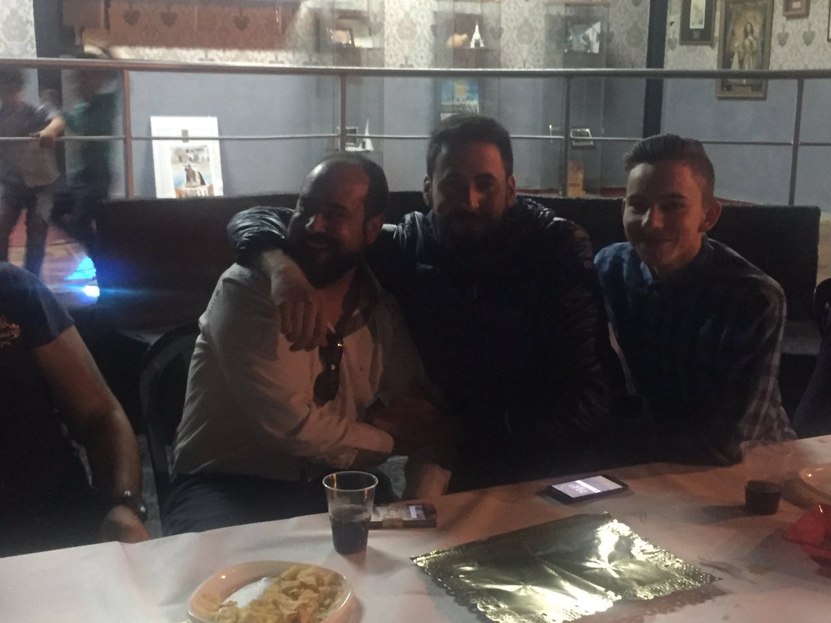 ccttsamaritana's tweet photo. Q grandes sois!! #CenaFinTemporada https://t.co/0ejbSbHLh0