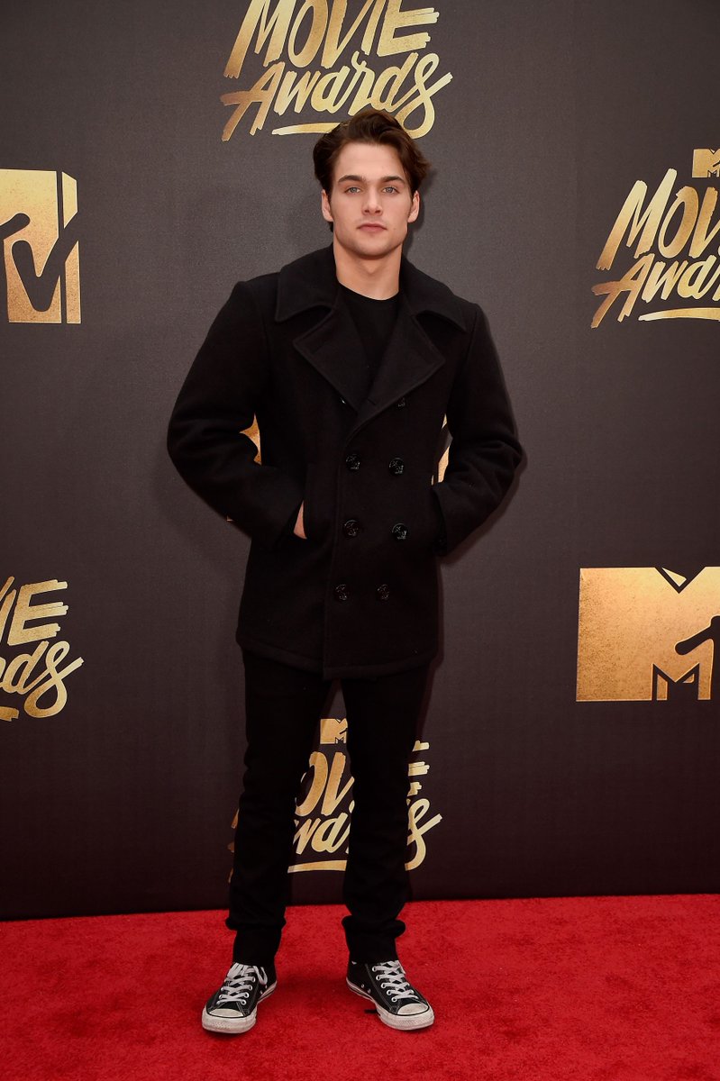 MTVteenwolf's tweet photo. .@DSprayberry looking PERFECT at the #MovieAwards. Watch in 1 HOUR on @MTV. https://t.co/or4GA3Y1aT