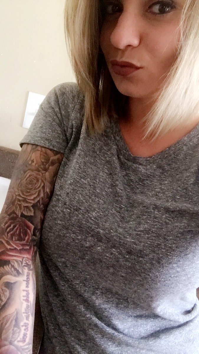 Nikki_Tikki's tweet photo. #sleevesunday #sleevetattoo #fullsleeve #girlswithtattoos #shameless selfie 💉❤️ https://t.co/Mo22QAMTFs