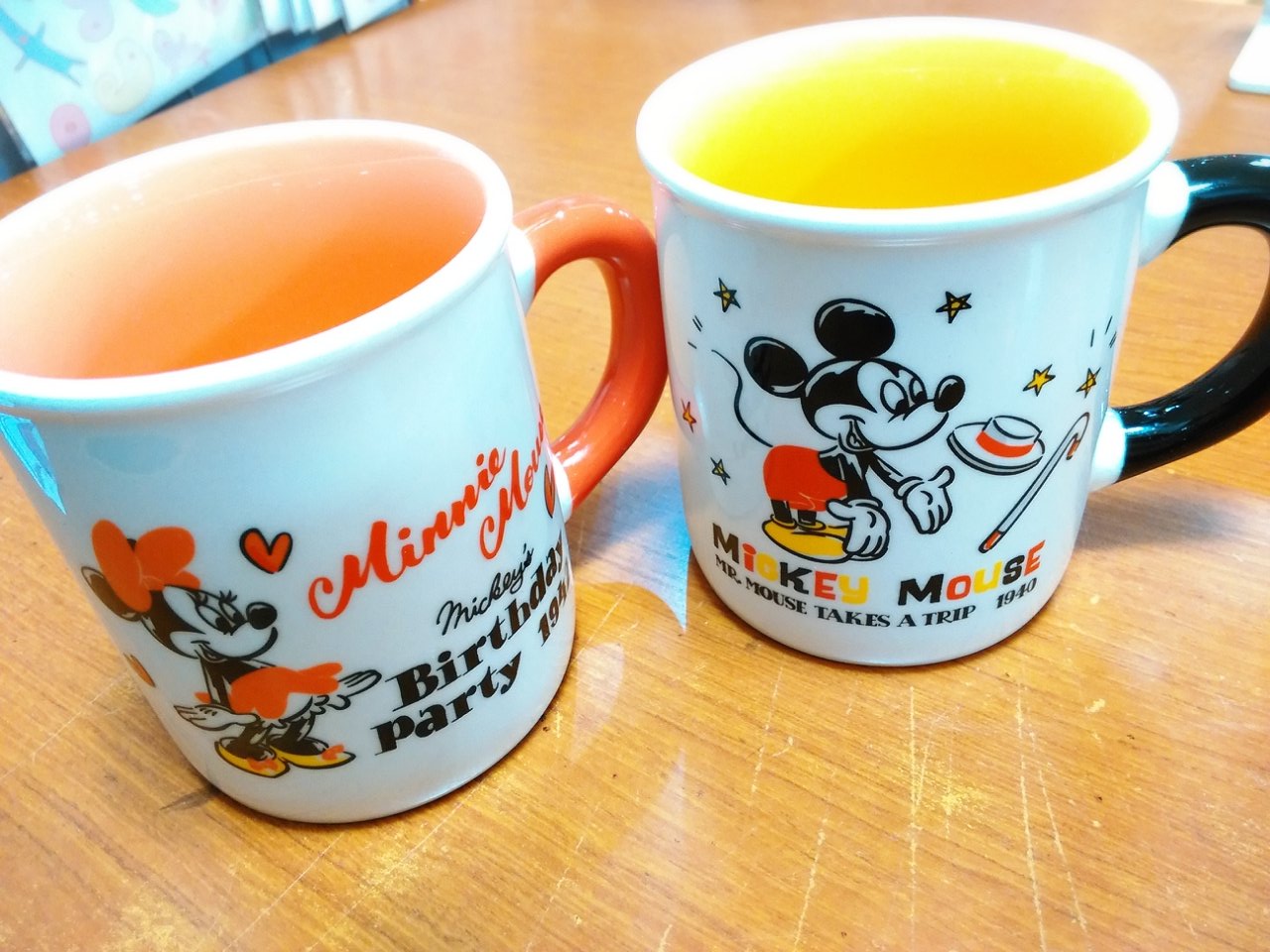 サンキューマートセントシティ北九州店 ディズニーマグカップ ペンで描いたようなディズニーキャラクターがキュート 持ち手部分にも中にも色がついていて とってもカラフルになっています もちろんマグカップも390円 税 可愛いと思ったらrt
