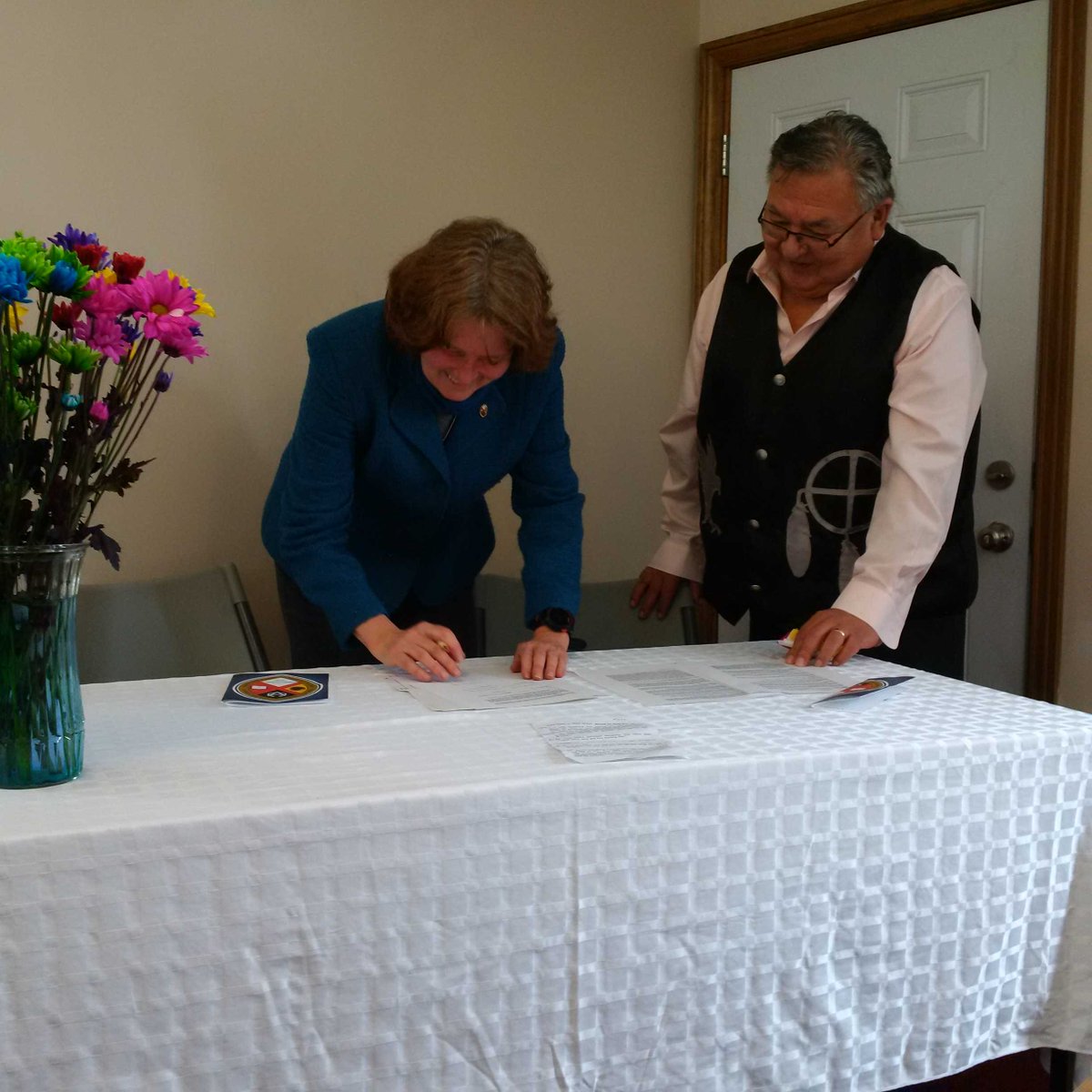 KenjiMarui's tweet photo. Witnessing #reconciliation: #LondonConference transfers land at Fairfield to #DelawareNation. @UnitedChurchCda https://t.co/NRgg1UP35W