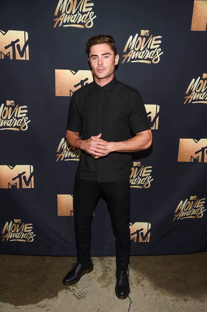 Le hubiera puesto un poco de su lado gay a su outfit, #QueHueva <a href="/ZacEfron/">Zac Efron</a>  #MTVMovieAwards