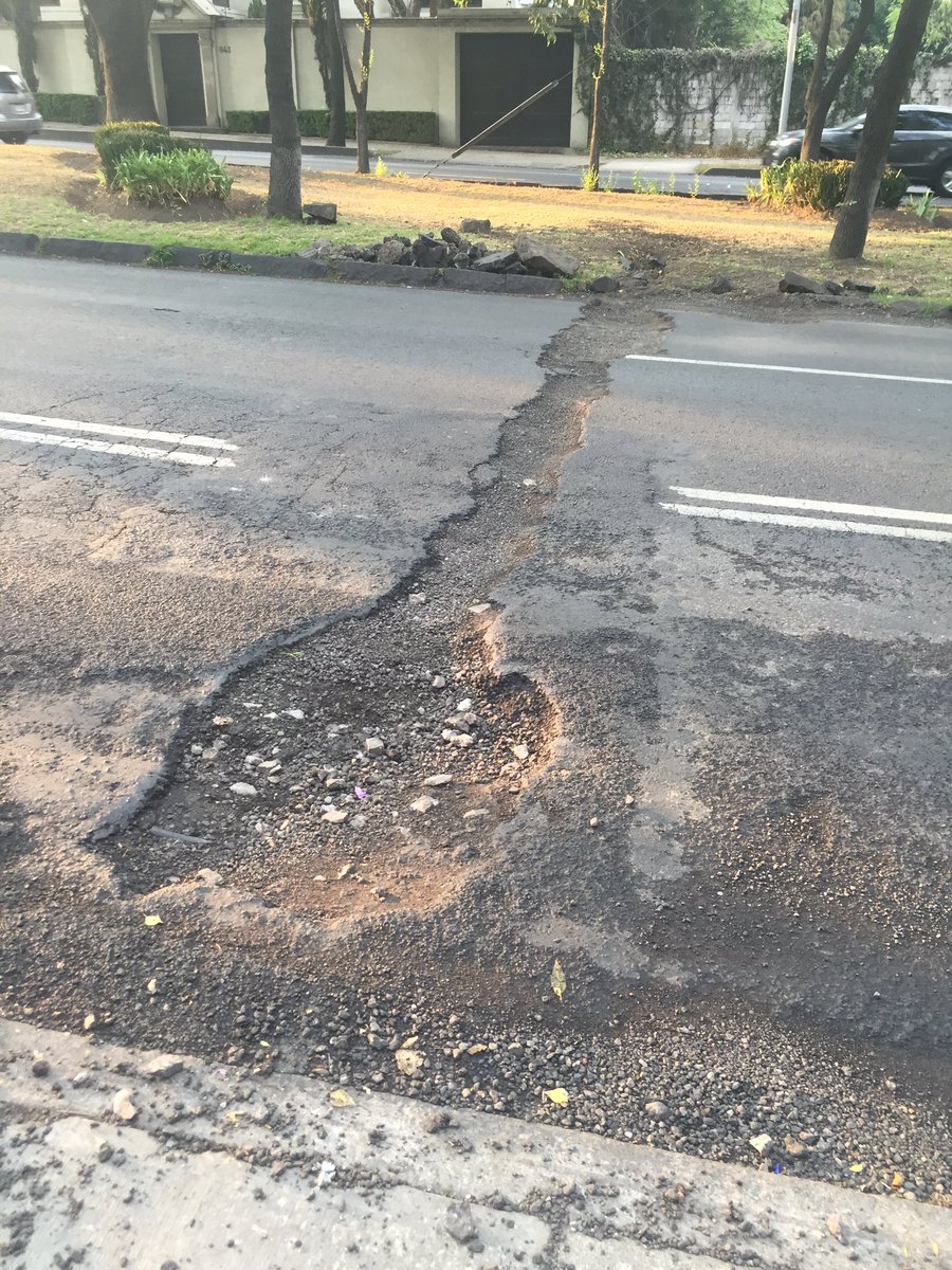 Cesarorozco1's tweet photo. @MHcesac @delegacionMH Así se encuentra Reforma entre explanada y monte altai https://t.co/ixJ8ah2vEe