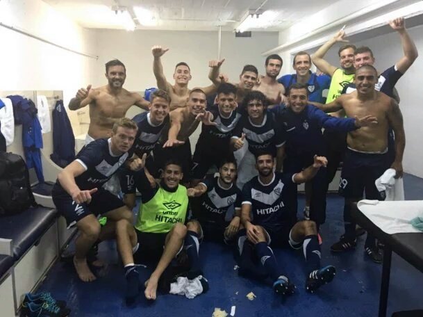zonafortinera's tweet photo. Grande muchachosss #triunfasoo #batacaso #jugamos con el #corazon. #vamosvelez https://t.co/TKbTIlaPjM