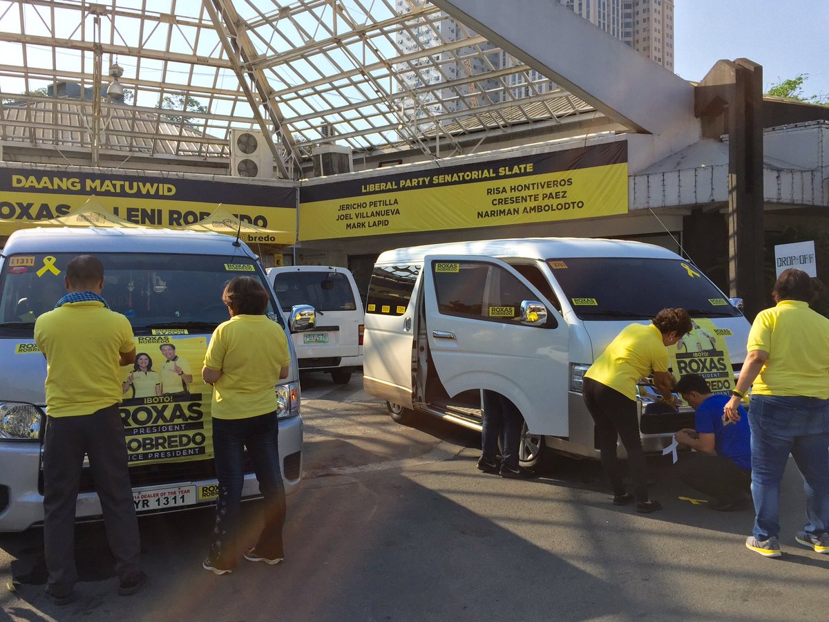 vssarabia's tweet photo. Stickers in place - WFM Tara NA to Tarlac #RoxasRobredo #PHVoteRoxas @winformar2016 @Korina_Sanchez @leahnavarro https://t.co/UjnvyY5TLl