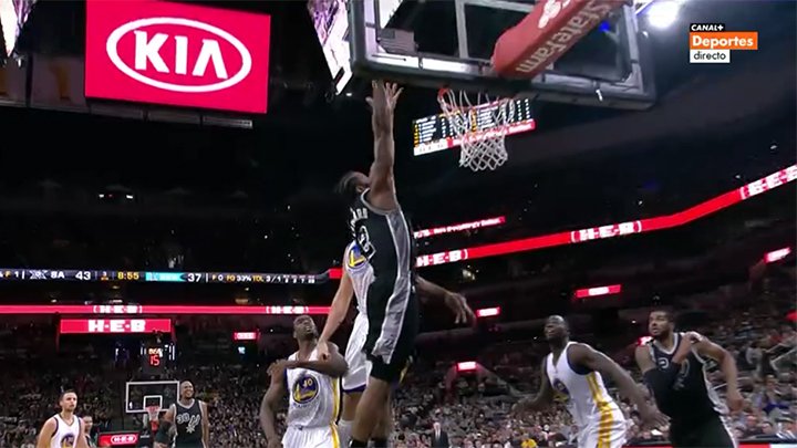 MovistarNBA's tweet photo. La jugada del partido hasta el momento. Kawhi Leonard vuela sobre el AT &amp; T Center. #dormiresdecobardes https://t.co/wN6Cs3Azxx