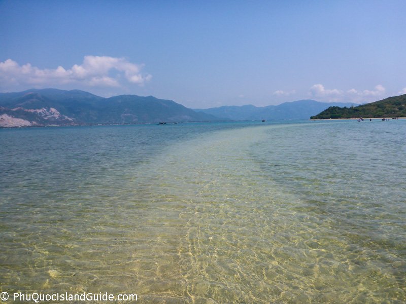 phu_quoc_guide's tweet photo. Discover the underwater sea road on Diep Son Island: https://t.co/aMFCkjFfTt #vietnam #asia #diepson #islands https://t.co/EjeNKJTHQi