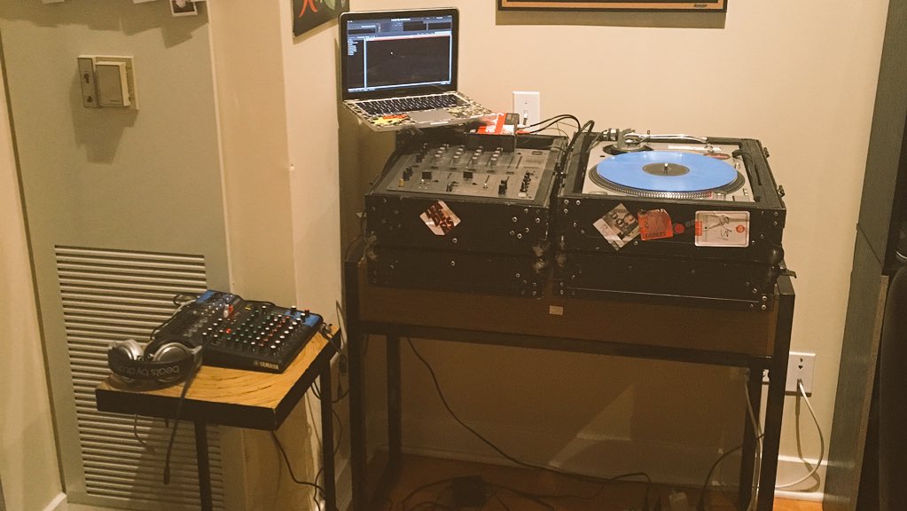 DJMikePOfficial's tweet photo. lol no more oven top djing 😂🙏🏻#SundayP live in 4 minutes! https://t.co/xvFWoXWPs8
