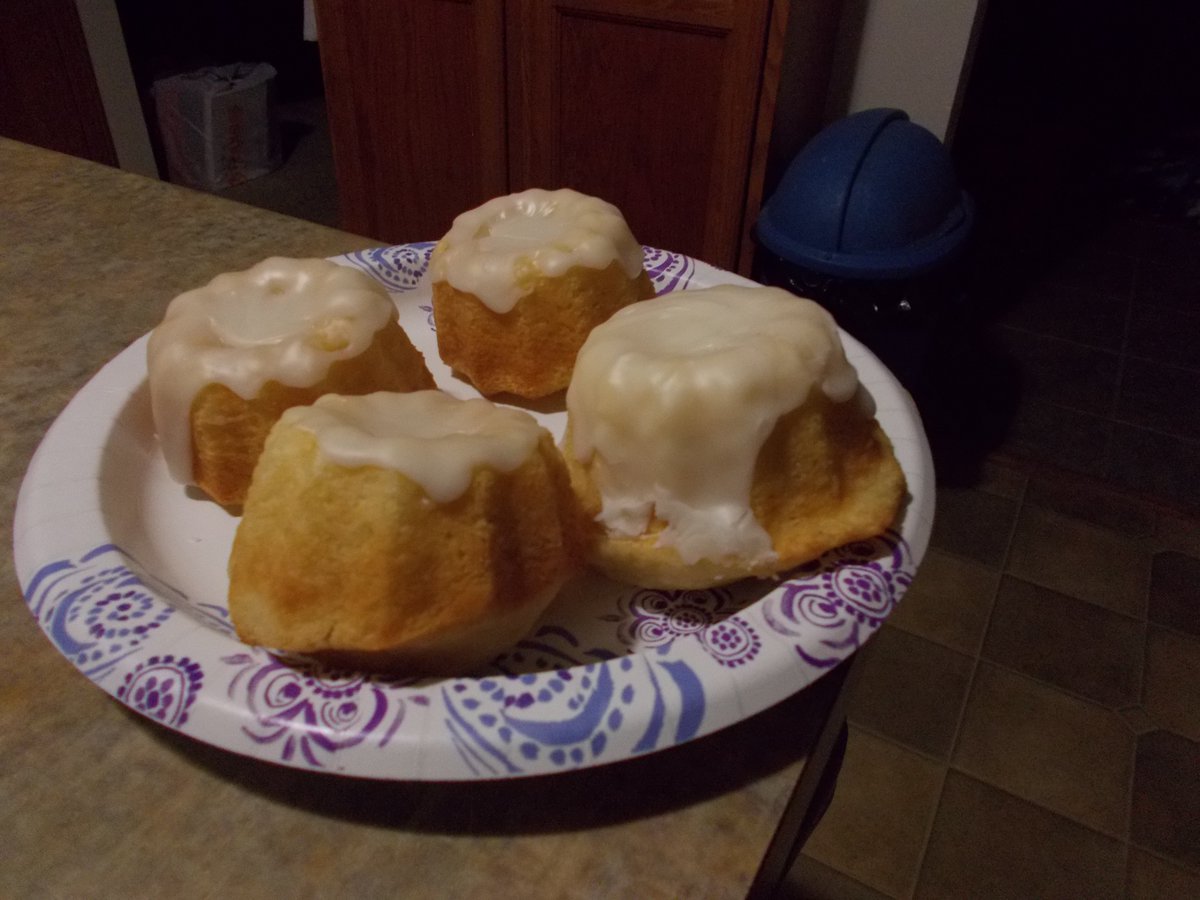 astro_0813's tweet photo. was playin skyrim and got inspired #someonestoleyoursweetroll https://t.co/ln18Mv2IT2