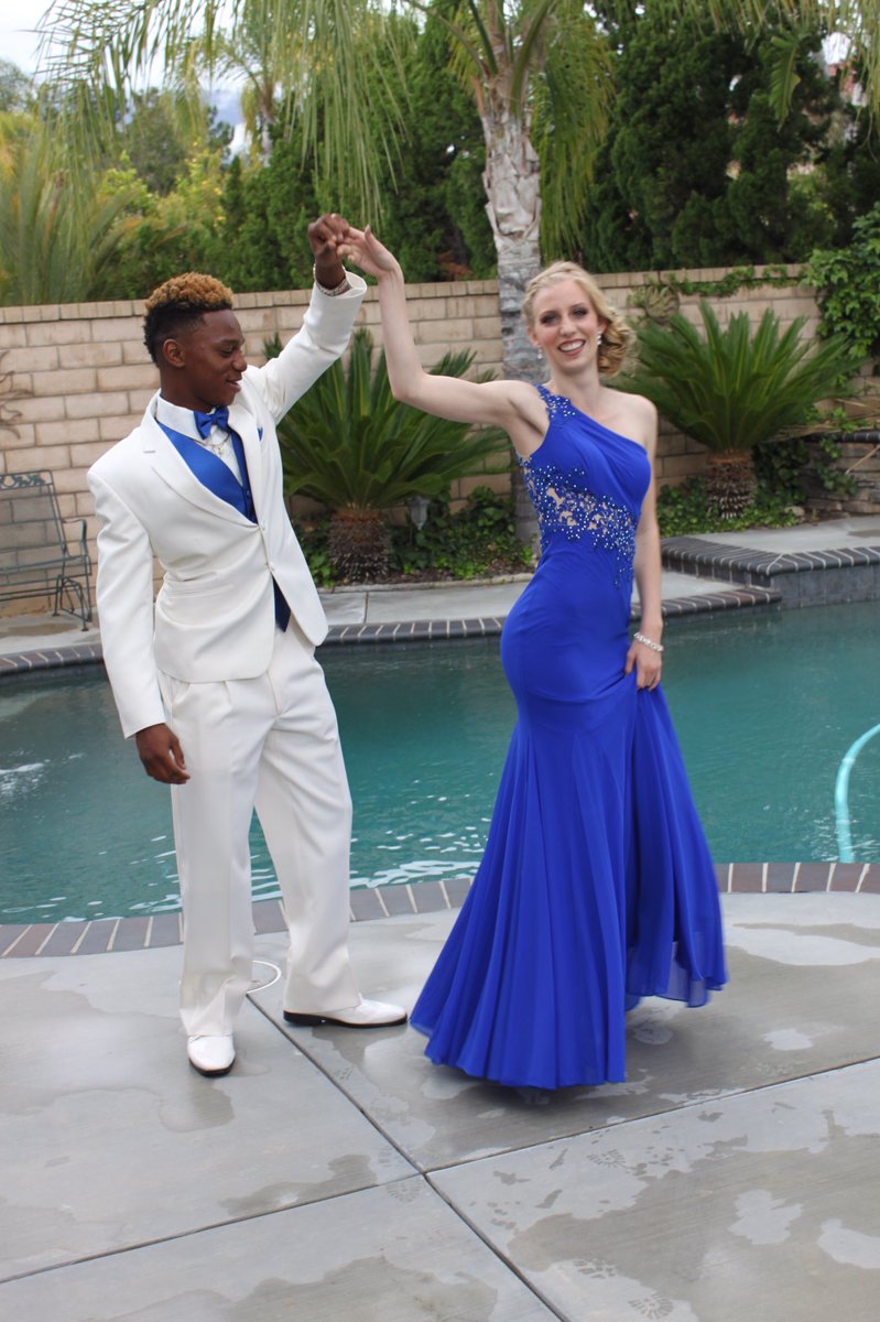 savagesnoww's tweet photo. prom 2016 🤘🏻🔵 https://t.co/yV8OBjA2hr