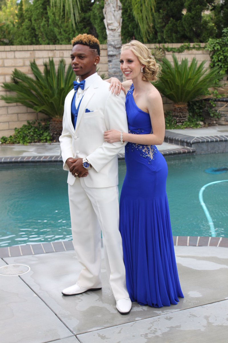 savagesnoww's tweet photo. prom 2016 🤘🏻🔵 https://t.co/yV8OBjA2hr