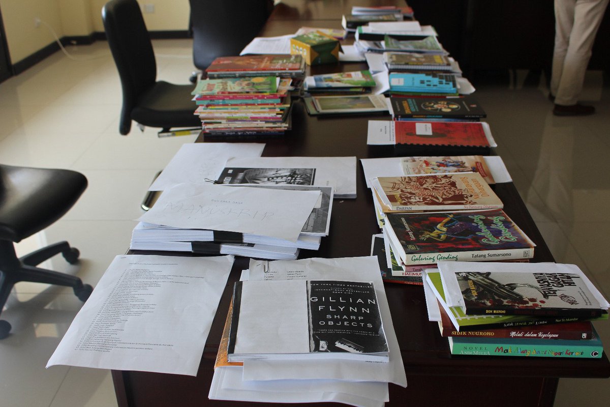 PPSDK_'s tweet photo. Para reviewer melakukan FGD dan menyeleksi buku yang akan diterjemahkan ke/dari bahasa Indonesia (8/04/2016) https://t.co/dIjxeweOHC