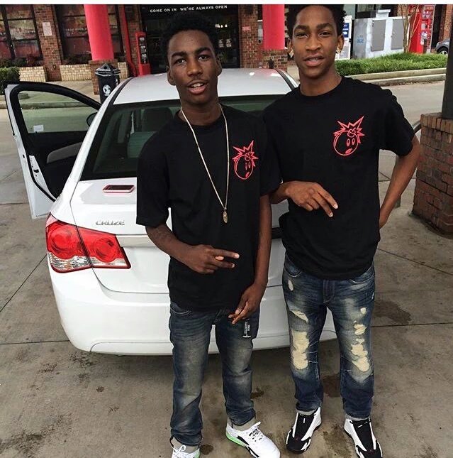 doochie2x's tweet photo. #NationalSiblingsDay love my lil bruh 💯💉 we was everything our mamas didn't want us to be 😂💵💵💵 @GloBoyJune220 https://t.co/ry5RIpG0tW