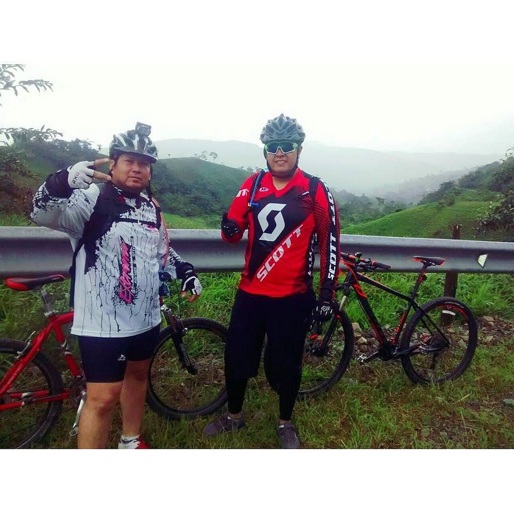 enmicolombia's tweet photo. en Instagram, @sdar78 publicó: Buena ruta - Mirador #bike #bici #mtbcolombia #fitness #scott #rodada #ruedas #enmic… https://t.co/w7RNSzTMQx