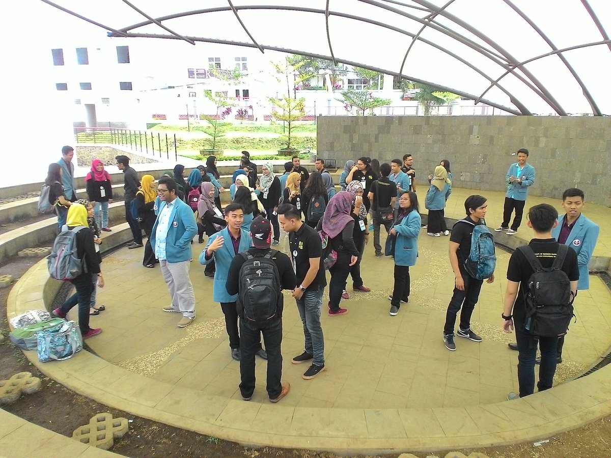 Selamat pagi semuanya hari ini kita kedatangan tamu dari malaysia nih 
@museum pendidikan upi