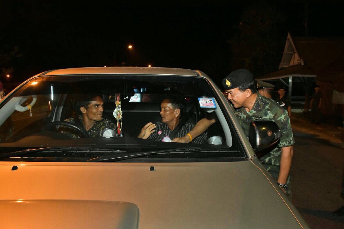 armypr_news's tweet photo. คสช.ระบุจากมา���ราการ" ดื่มไม่ขับ จับยึดรถ "ส่งผลให้๒วัน พบกระทำผิด๑,๗๔๐รายยึดรถ๒๘คัน ซึ่งช่วยการขับขี่มีค.ปลอดภัยขึ้น https://t.co/3b4xR3vBAY