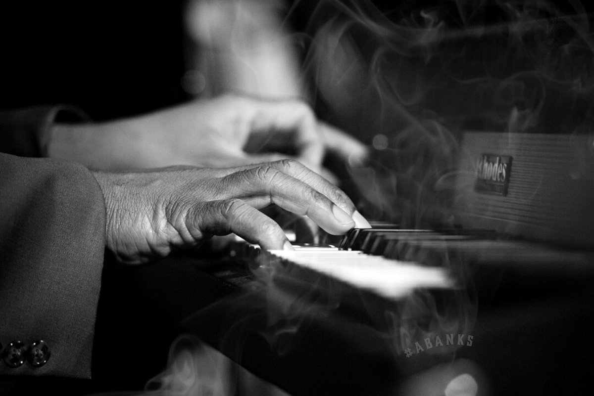 AaronWBanks's tweet photo. #ReggieThomas of @jazzdotorg & @JAZZMRT killin it on the #FenderRhodes
.
#jazz #piano @jazzstl #ABanks #stl #StLouis https://t.co/BYEDOYjQGz
