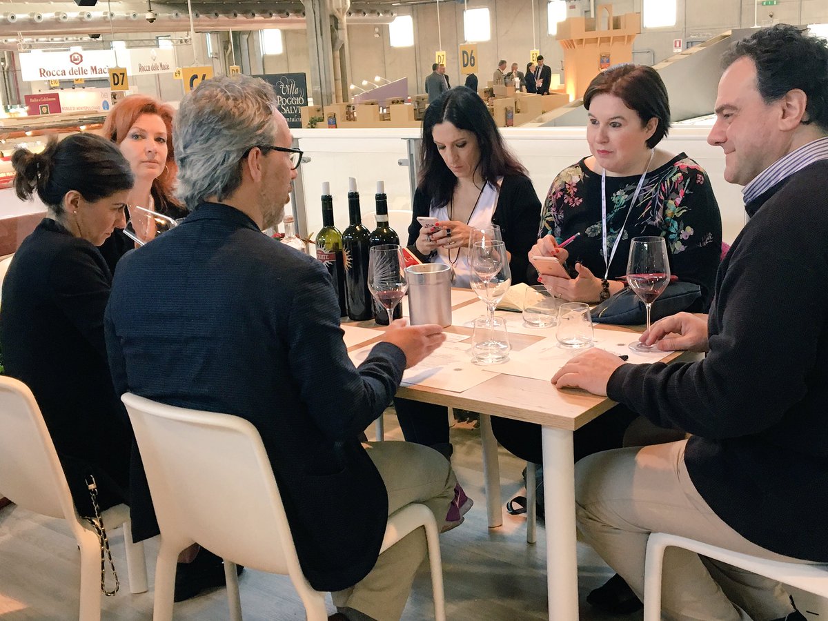 TenutaLuce's tweet photo. Si #degusta, si annusa, si scrive... Si scopre #Luce2013 #Lucente & #Luce #Brunello - #merlot #sangiovese #vino https://t.co/enMi6X4fl8