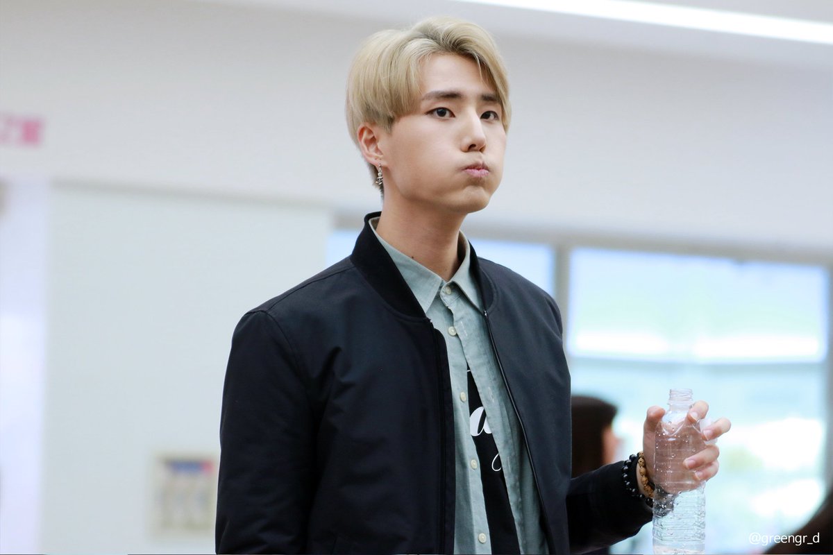 greengr_d's tweet photo. 160403 코엑스 버스킹 #DAY6 #데이식스 #영현 #YoungK https://t.co/Y5RVSrEGA4