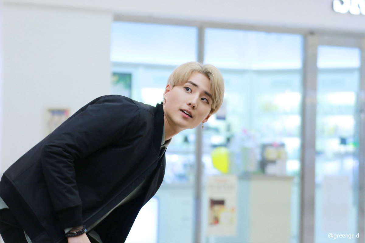 greengr_d's tweet photo. 160403 코엑스 버스킹 #DAY6 #데이식스 #영현 #YoungK https://t.co/Y5RVSrEGA4