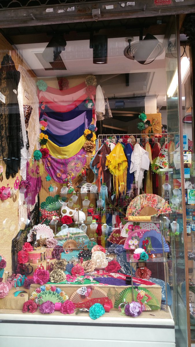 Desde <a href="/forondamantones/">Juan Foronda</a> le invitamos a visitar nuestras tiendas para ir preparada y elegante a la #FeriaSevilla16