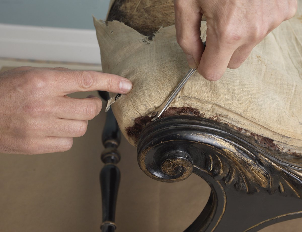 Thinking of reupholstering an old chair? This guide shows you what lies beneath the covers homesandantiques.com/gallery/what-l…