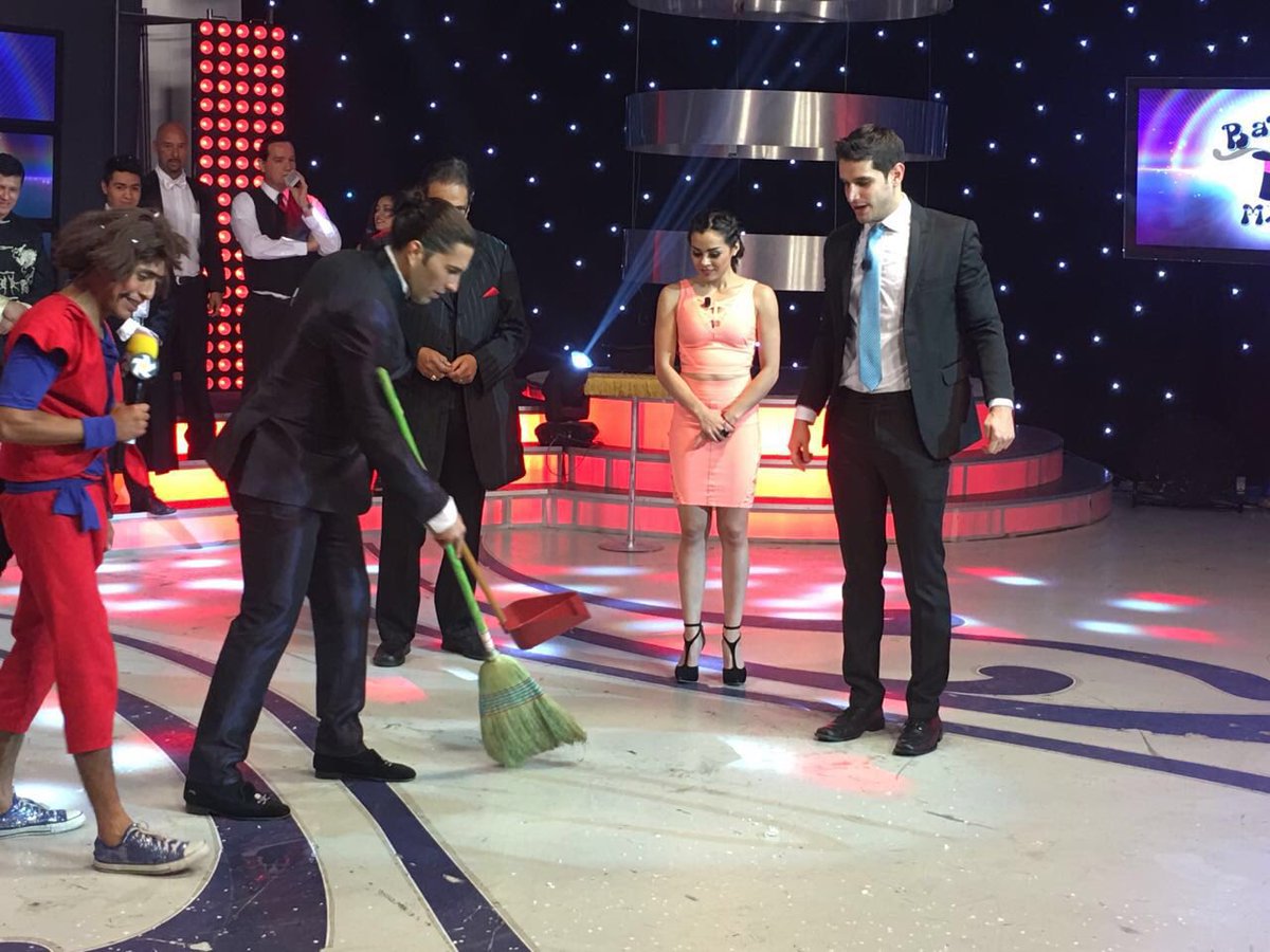 multimediostv's tweet photo. ¡No te lo pierdas! @_PonchoDeNigris  poniendo orden en el estudio ¡Sigue #PonchoEnDomingo en https://t.co/7JK3H4aCId https://t.co/1oQwMB6jE2