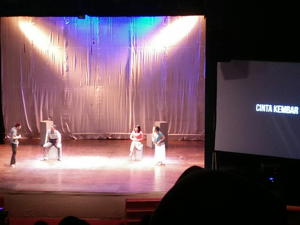 Kolase pertunjukan karya Manahan Hutauruk. Teater Bias dengan naskah Cinta Kembar