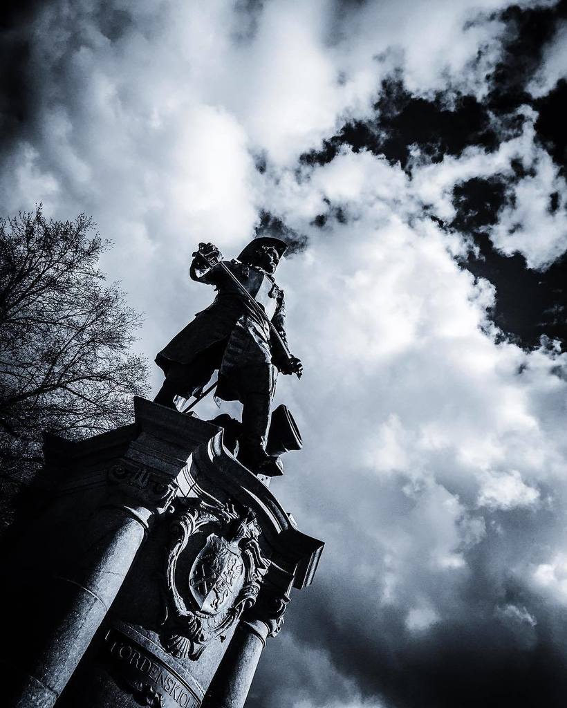leirdal's tweet photo. Tordenskiold looms #oslo #oslobilder #detailsofoslo #visitoslo #bnw #bnw_captures #blackan… https://t.co/idUuab5McK https://t.co/hqEpPcbwSN