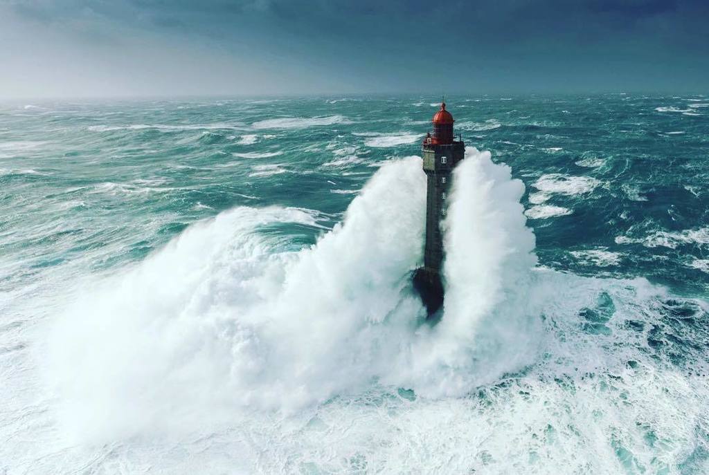 OuestFrance's tweet photo. Le Phare de la Jument ce week-end. #Ouessant https://t.co/rnlEHeaCkJ https://t.co/Hnfe8cgPQR