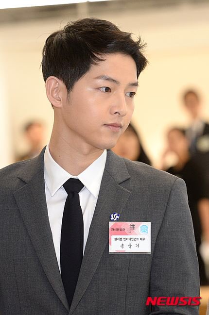 TheDramaKorea's tweet photo. Song Joong Ki bersama Presiden Korea Selatan menghadiri upacara pembukaan duta pariwisata Korea hari ini. https://t.co/aL6xcXHr8A