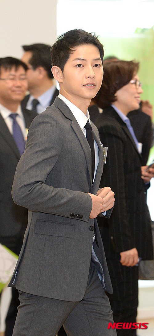 TheDramaKorea's tweet photo. Song Joong Ki bersama Presiden Korea Selatan menghadiri upacara pembukaan duta pariwisata Korea hari ini. https://t.co/aL6xcXHr8A