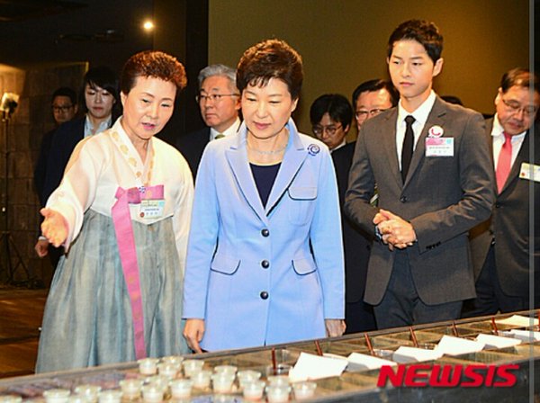TheDramaKorea's tweet photo. Song Joong Ki bersama Presiden Korea Selatan menghadiri upacara pembukaan duta pariwisata Korea hari ini. https://t.co/p2TfZQKOAo