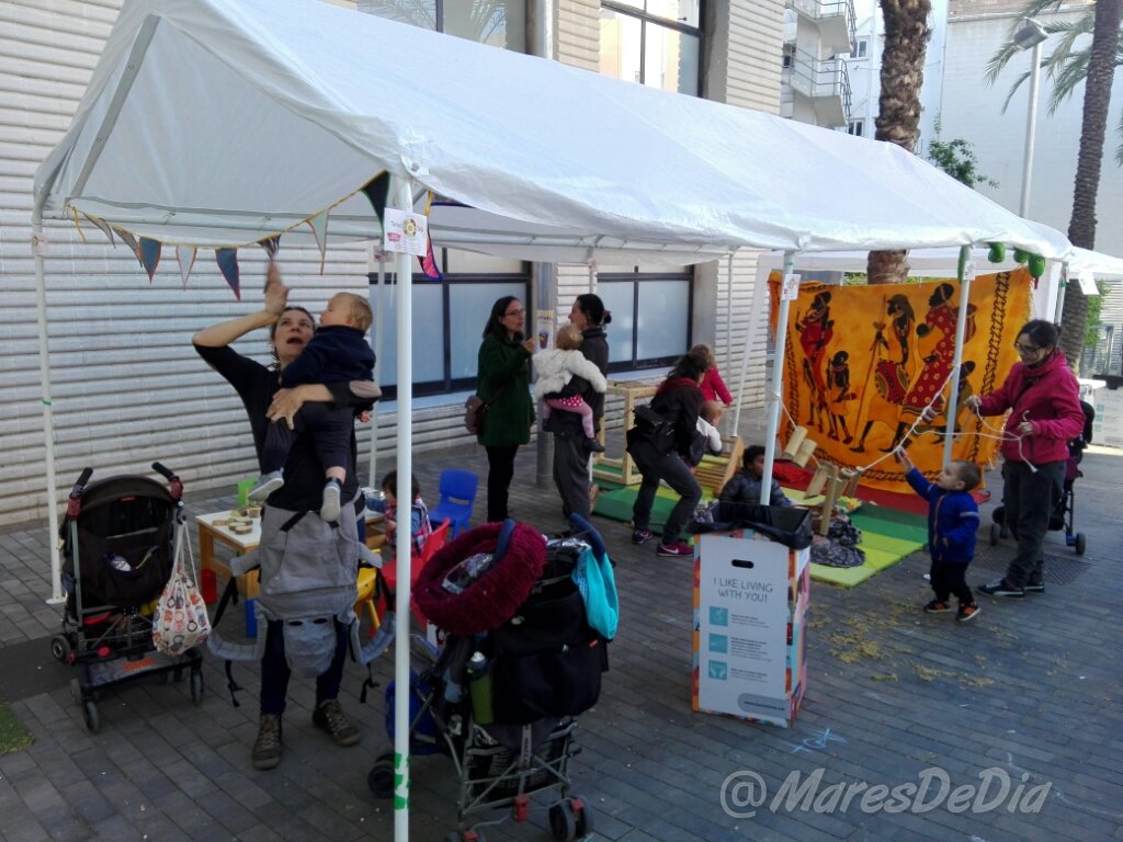 maresdedia's tweet photo. Estuvimos en @SantsCoop , en la feria de economía cooperativa. Tata Inti (foto) y @EscolaArcadia  de @CanBatllo https://t.co/at05Ez0KKe