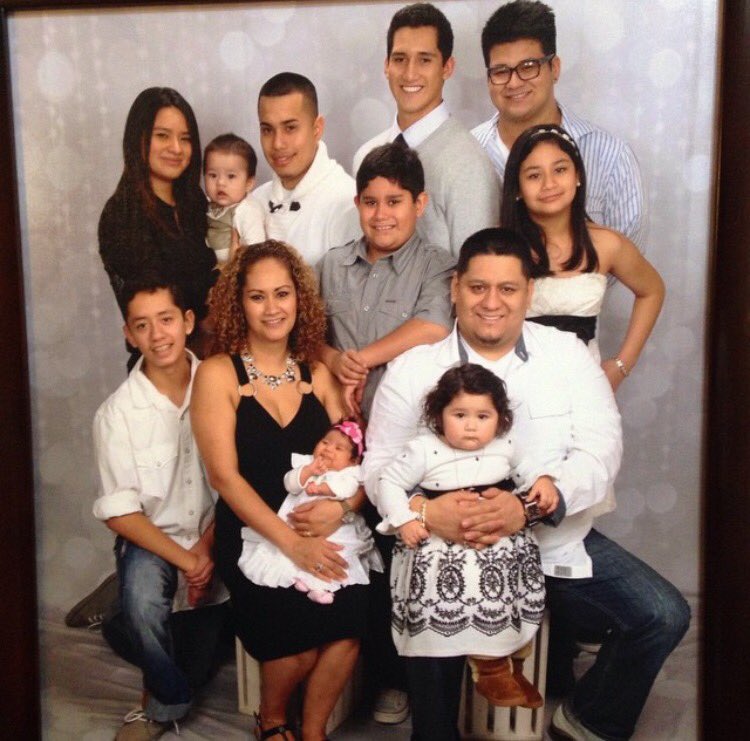 Antonio_Pereda1's tweet image. Only picture where we're all together, but here are my siblings. Except my nephew and sisters boyfriend. #NSDay