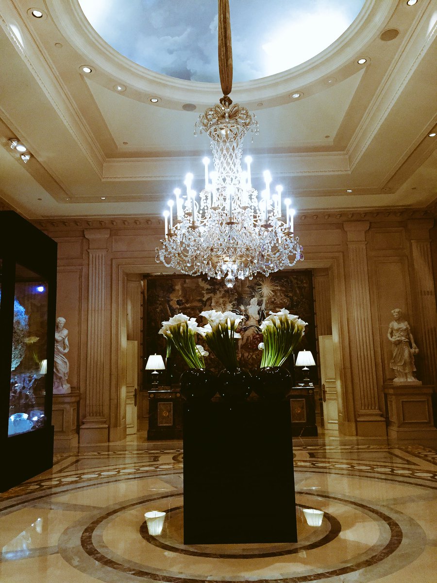 ST_TravelMag's tweet photo. Flowers, flowers everywhere - @FSParis is a veritable garden. Can we take them home with us please? #travel #paris https://t.co/XBQlChCO11